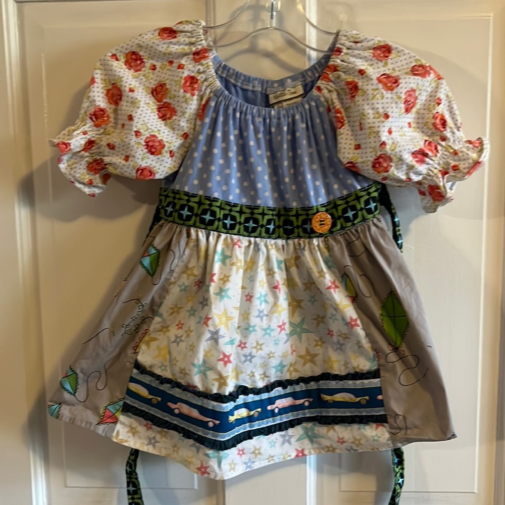 Matilda Jane size 4 top. 50s cars, kites, sea stars, roses.